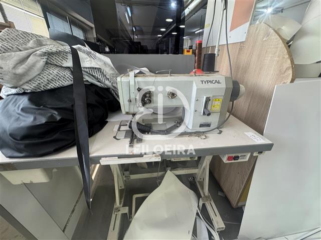 Fotografia de equipamento: Máquina de costura - Lote 58