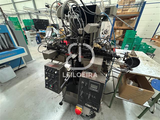 Fotografia de equipamento: Máquina de fechar calcanheiras - Lote 54