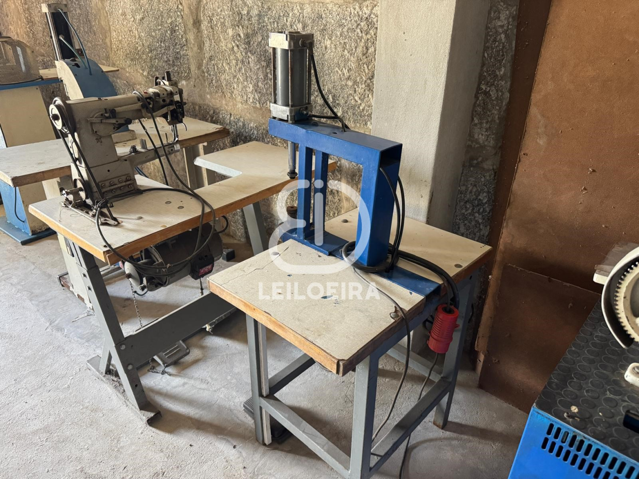 Fotografia de equipamento: Máquina de costura - Lote 1 - Verba 1 a 7
